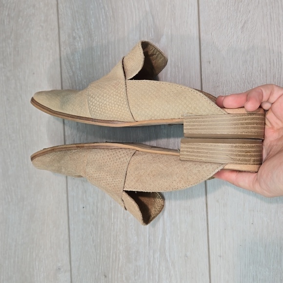 Free People Women At Ease Snakeskin Beige Leather Loafer Mule shoes sz 8.5 - Picture 11 of 16